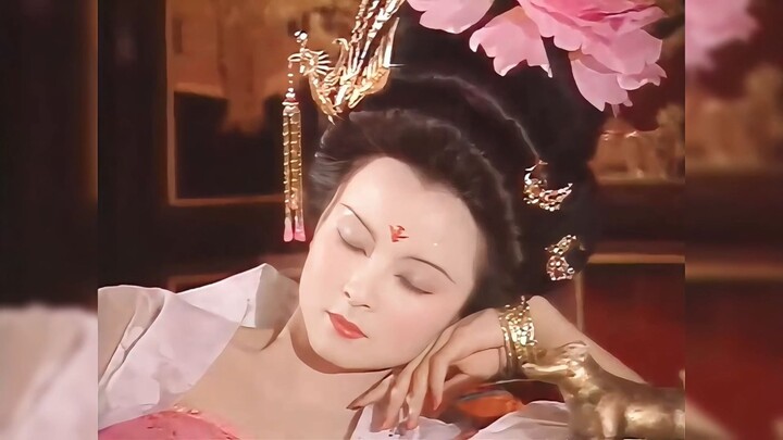 Speechless! Are actors not allowed to wear flowers these days?? Why are they so plain!!!