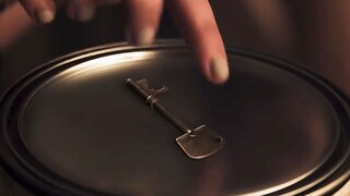 女人在干家务时突然发现一件诡异的事，家中捡到的钥匙无论怎么转动，钥匙始终都会指向身后的门口