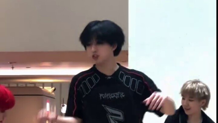 Apakah Anda Han Zhicheng? Kalau begitu saya Zhongzhicheng! Siaran langsung Han Zhicheng di roadshow 