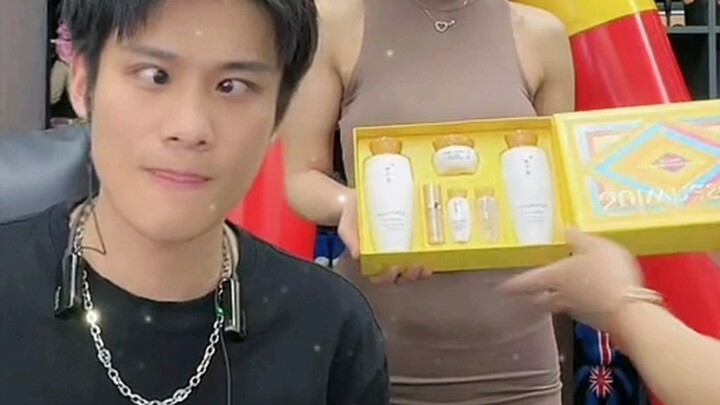 Lại lên sàn diễn rồi, anh Tiểu Dương lần này không kiềm chế nổi nữa～