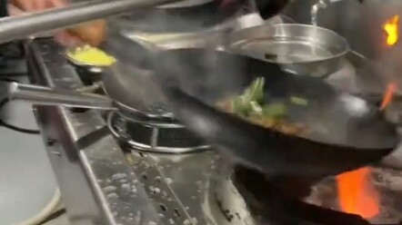 Koki area layanan terinfeksi dan tak bisa bekerja, sang pemilik restoran pun setengah hari tak berha