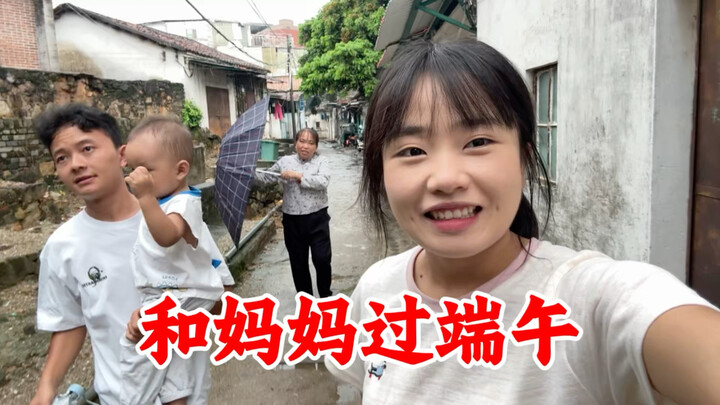 Đi cùng mẹ đón Tết Đoan Ngọ, nhìn thấy căn phòng thuê của mẹ mà lòng cảm thấy rất hổ thẹn