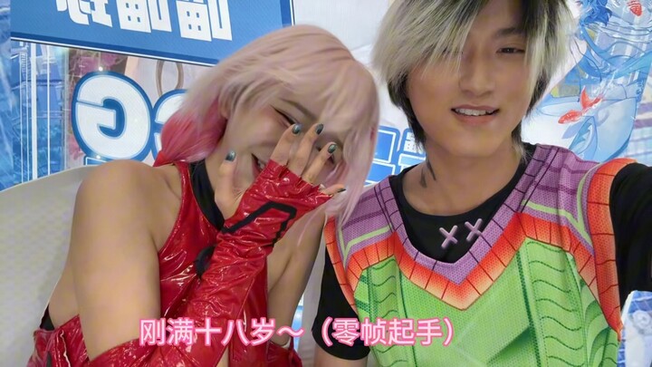 في موقع توقيع الكتب الخاص بالمعلمة مياو مياو كيو، التي بلغت للتو الثامنة عشرة من عمرها