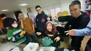 Mai Hoa mở hộp quà to bằng quả dưa hấu 🍉