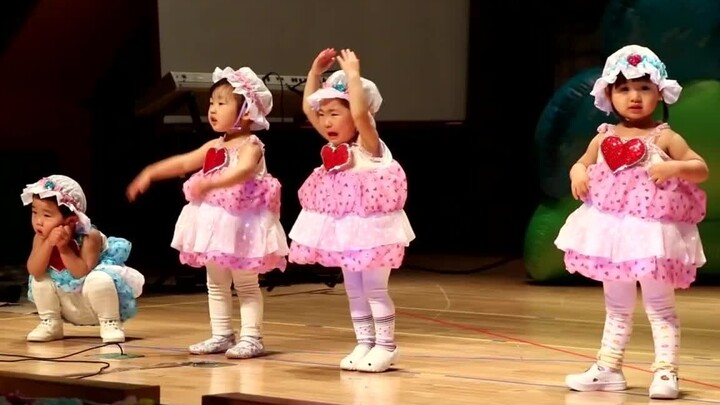 幼儿舞蹈表演：我很想哭，但是我还是要跳