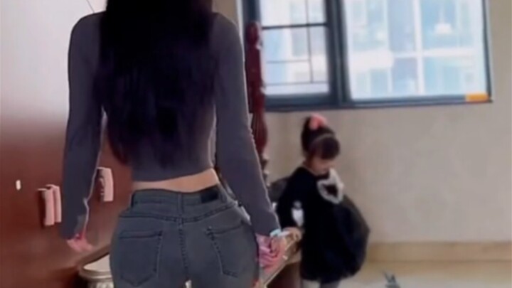 Sister with a slim waist, I just want to take a look