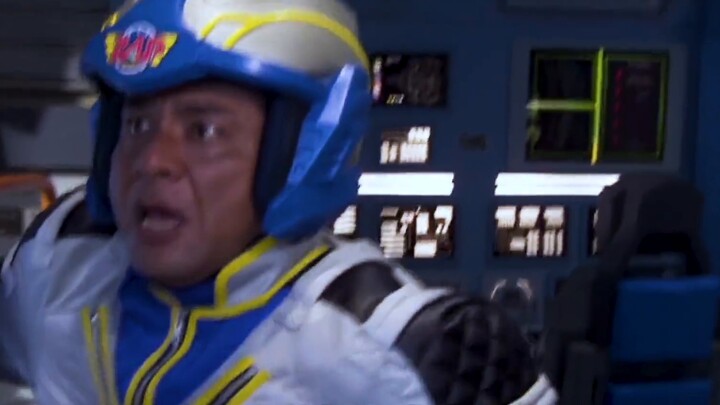 Armored Mefras vs. Ray with Seven's head