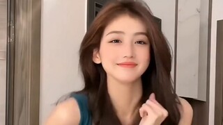 Phải chăng người bình thường nhảy điệu Jingle Bells lại có đôi chân dài? Dáng người của họ đẹp quá.