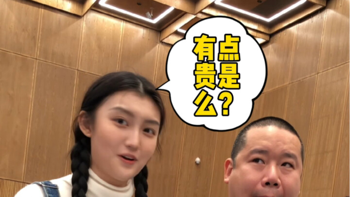 拍卖现场小姐姐尴尬了