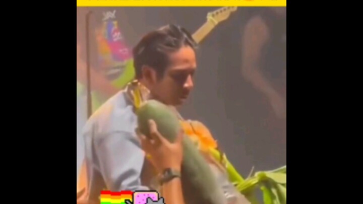 Hadiah dari penggemar Thailand lumayan ekonomis dan praktis, bagus! Tak menolak tamu—sang penyanyi m