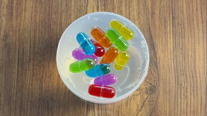 น้ำเทียมเม็ดแคปซูลฟองยางเวอร์ชันสายรุ้ง🌈มาแล้ว! รู้สึกว่าถ้าใช้น้ำเทียมนมกอดสีขาวในเวอร์ชันสายรุ้งจะ