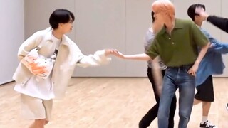 Màn nhảy đôi cực kỳ ngọt ngào trong đội!