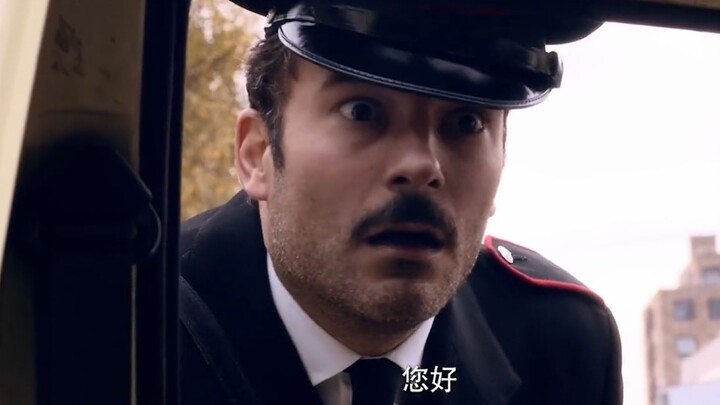 男子无证驾驶被交警盯上，为了蒙混过关，他只能牺牲女乘客一下了