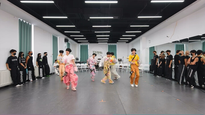 رقصة مرايا في حديقة التفاح الأخضر للاستخدام الشخصي