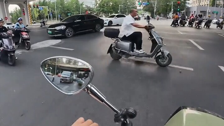 真的是和谐社会，两个陌生人见面就互相问候