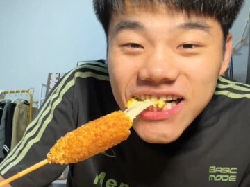 Hotdog stik yang baru dipanggang baru bisa ditarik jadi benang!