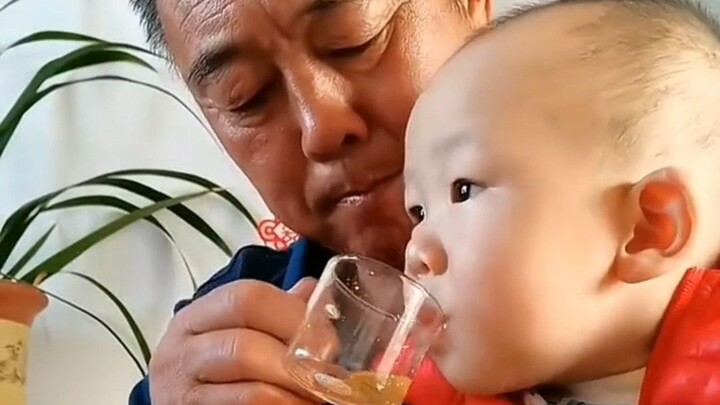 Grandpa’s clever “tactic” makes the kid willingly take their medicine—this adorable tot has totally 