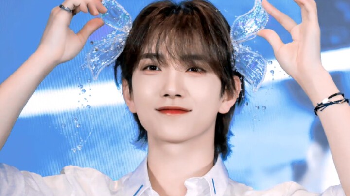 ฮงจีซู | ลองเดาสิว่าทำไมเขาถึงดึงดูดแฟนคลับได้แค่จากการจัดงานเซ็นหนังสือ?