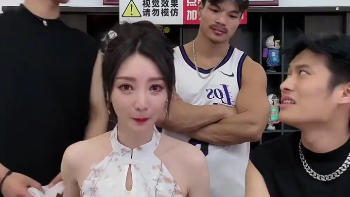 When Big and Little Brother Yang meet Liu Yan, they both playfully put each other down.