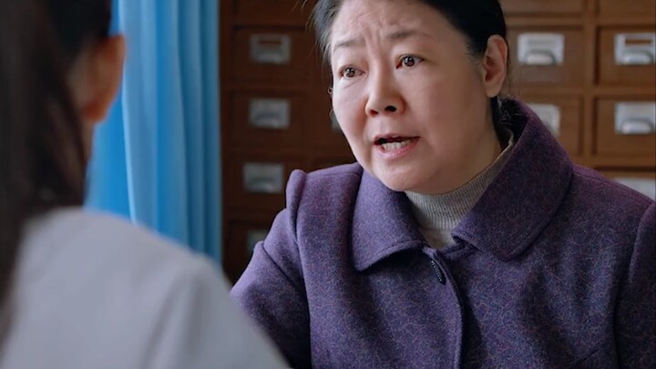 Cô ấy không chỉ là y sĩ thôn, mà còn là người thân luôn che chở cho chúng tôi