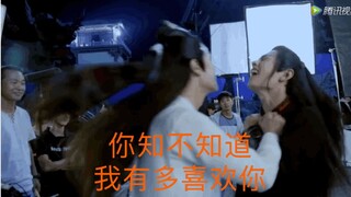 Bo Jun Yi Xiao | Magnifying glass, pillow, legs, secretly peeking