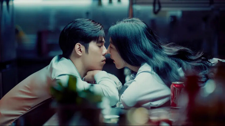 เรื่องราวความรักของอดีตดาราดังผู้ตกอับกับพนักงานเสิร์ฟใจดี