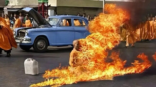Real footage from 1963: Vietnamese monk Thich Quang Duc set himself on fire in the street to resist 