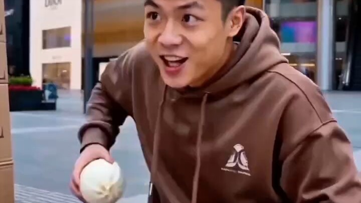 Chu Ying sets up a stall on the street, only to have his head washed by a mouse—transforming him int