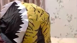 ไดโนเสาร์ตัวใหญ่ตัวนี้มาอยู่บนโต๊ะได้ยังไง โยนมันลงเตียงฉัน!