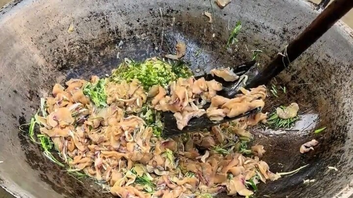 Only Guangxi has this knack—stir-frying without even using fire.