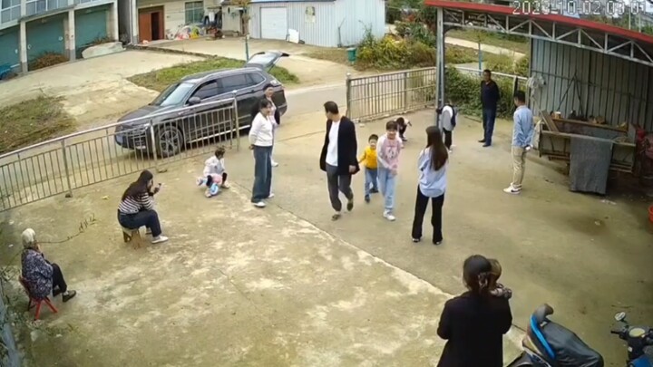 Khi đông người, ngay cả hình ảnh từ camera cũng mang tông màu ấm áp