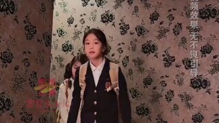 妈妈躺床上起不来，于是让大女儿帮忙“带妈带娃”