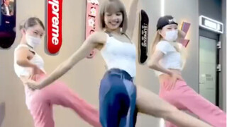 LISA memperbarui ins, menari MONEY bersama kakak penari pendamping