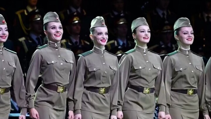 คณะเพลงและระบำรัสเซีย เทียบกับหญิงพลเรือนบนทุ่งหญ้า