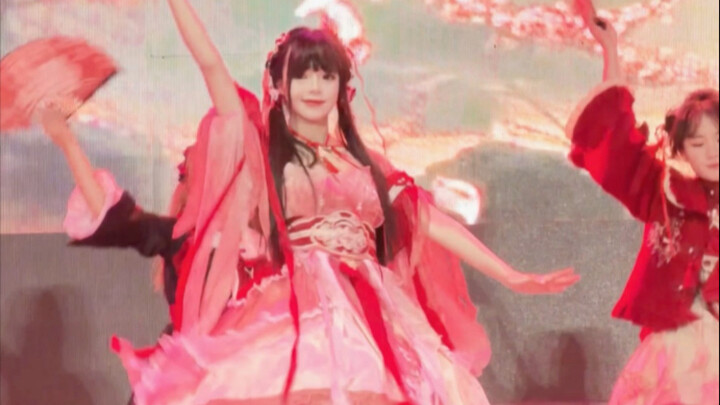 ตอนที่ฉันเต้นเพลงจี้หมิงเยว่กลางแจ้งที่อุณหภูมิศูนย์องศา มือก็แข็งจนสะบัดพัดไม่ไหวแล้ว