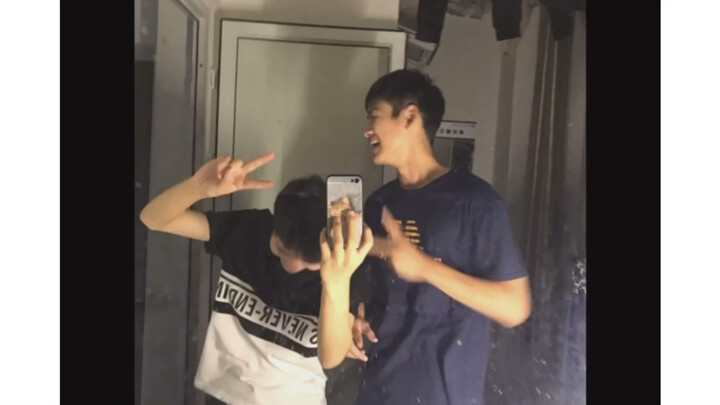 เมื่อคุณมีเพื่อนร่วมห้องที่มีซิกซ์แพ็ค ความผูกพันแบบพี่น้องสุดบ้าเลือดนี้...