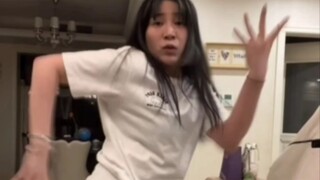 劳容芝直播做法，有种脑干缺失的美