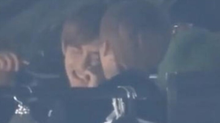 อินฮย็อกจับดึงใบหูของวินวินที่แกล้งร้องไห้อ้อนอย่างแผ่วเบา พวกคุณทำแบบนี้มันดูคลุมเครือเกินไปไหมนะ..