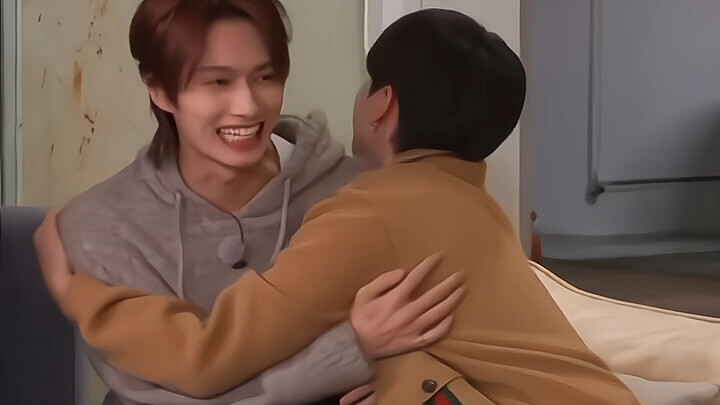 “جُن وُلد قبل هُوشي بخمسة أيام… لكنه يبدو أقرب إلى الشقيق الأصغر 🤭”