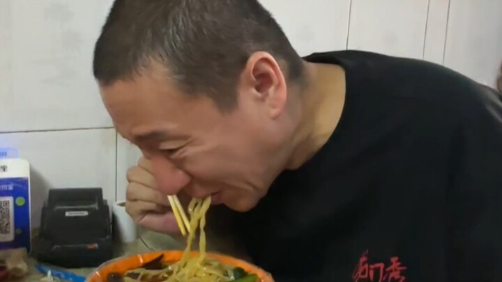 Taking my mom to eat plate noodles