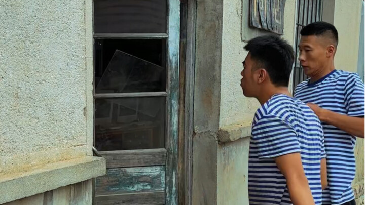 Phòng hậu mãi của quầy hàng nhỏ gặp sự cố? Thiết Đản nổi giận đập nát quầy hàng!