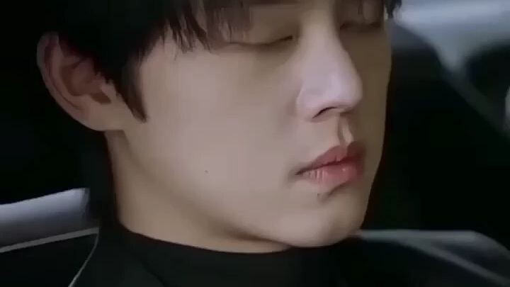 一见钟情 ❤️‍🔥 | 雨中的心动瞬间，让人永远难忘 ☔🥹