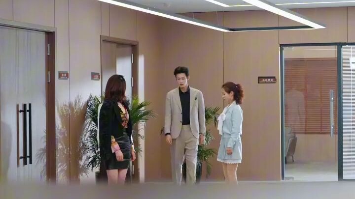 Pas interview dia cerita suaminya hebat, CEO berdiri_ lo cerita tentang gue ya_