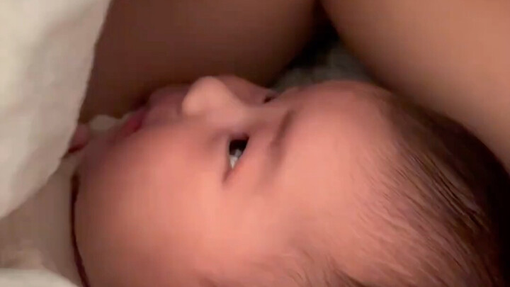 Dad and daughter are having a little chat—pure parent-child time!