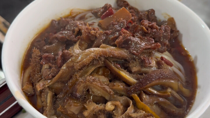 13 หยวนกินบะหมี่เนื้อฉางเต๋อชามหนึ่ง