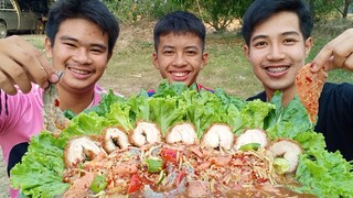 ตำแซลมอนกุ้งสดหมูกรอบชาชู อร่อยแซ่บลงตัวมากๆ.