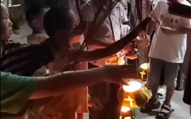 Tradisi menyalakan lampu labu pada Festival Zhongyuan di Guizhou: Anak-anak membawa lampu labu kelua