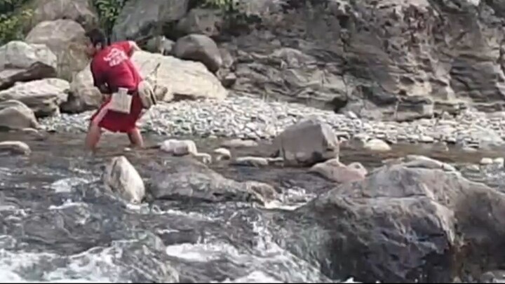 cast net fishing in Nepal | himalayan trout fishing with handmade cast net |