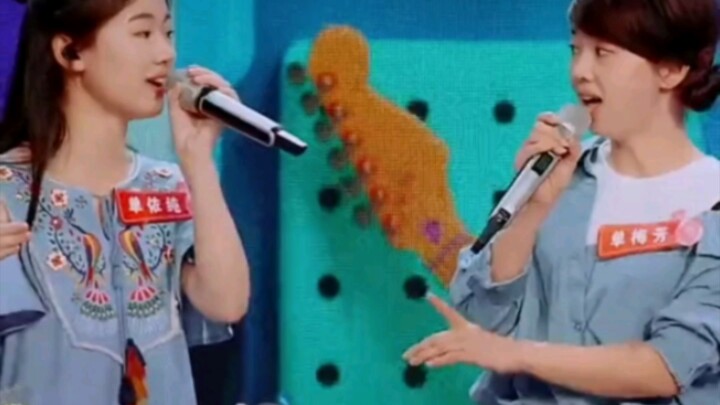 #Shan Yichun# The beautiful lady next to her turns out to be... Mom, you're so young!!!