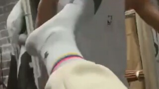“体育生宿舍里有m男怎么办，玩他啊.”